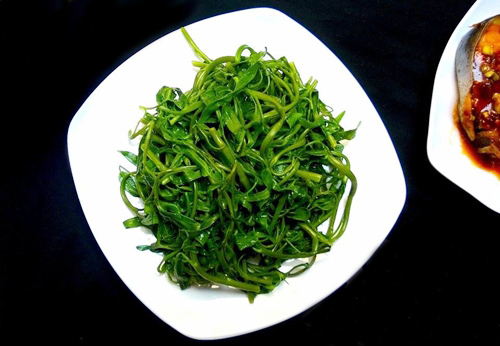 Canh rau muống luộc sấu