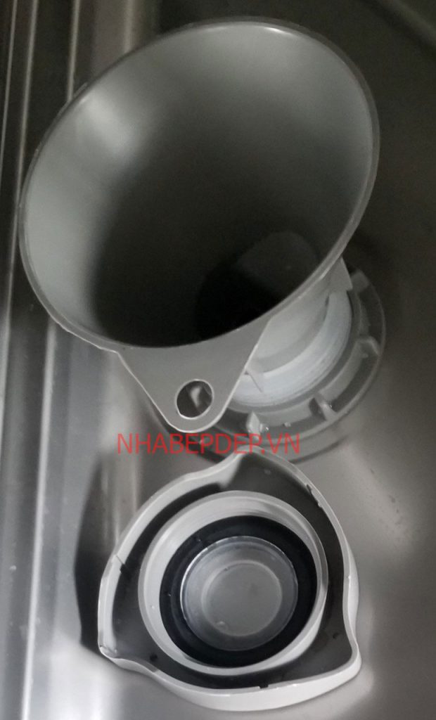 Dùng phễu đổ muối