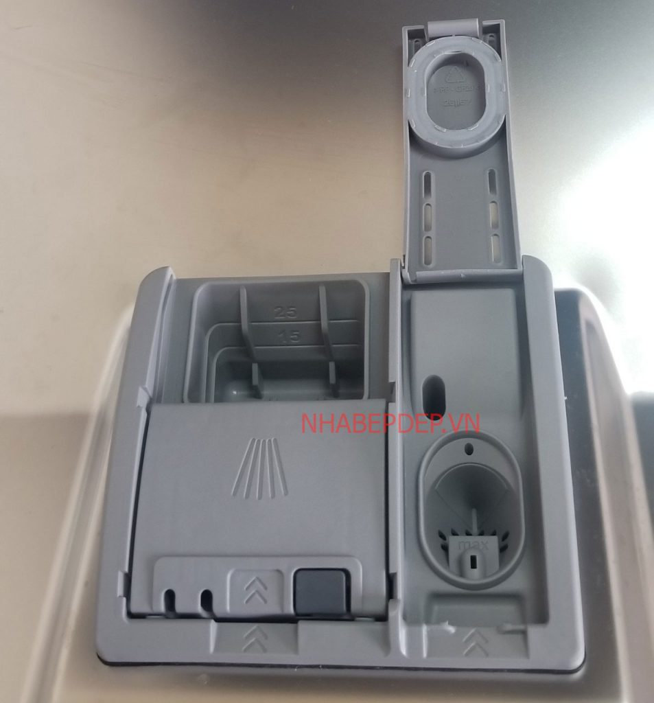 Khay chất tẩy rửa và nước làm bóng