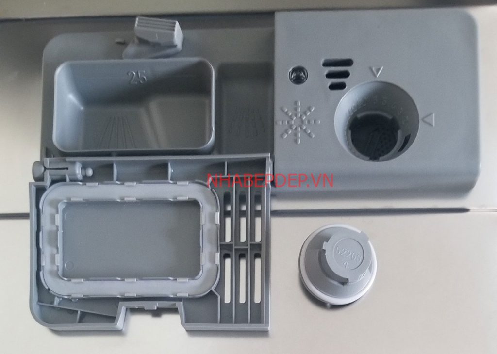 Nơi cho chất tẩy rửa và nước bóng